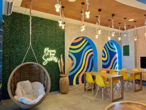 a dining room with a swing and a table at Hotel Puerto Colombia in Puerto Colombia