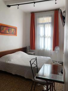 Postel nebo postele na pokoji v ubytování Hotel des Etuves