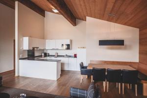 Kuchyň nebo kuchyňský kout v ubytování PRIVÀ Alpine Lodge