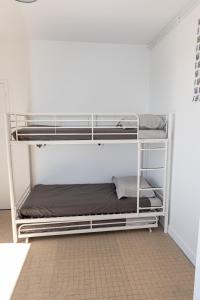 a couple of bunk beds in a room at La Maison Berry, hébergement avec petit-déjeuner in Puch-dʼAgenais