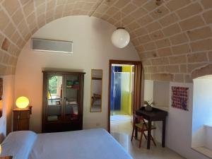 ナルドにあるCasina Le Tagliateの石壁のベッドルーム1室(ベッド1台付)