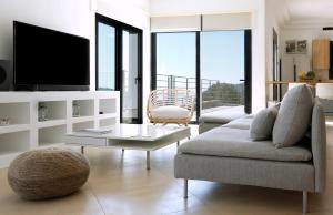 a living room with a couch and a tv at Villa Aires in Vrachasi