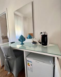 einen Schreibtisch mit einem Spiegel darüber in der Unterkunft B&B Venti di Mare in Otranto