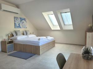 A bed or beds in a room at Silver Lodge Vendégház Egerszalók
