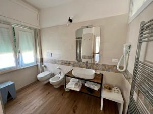 bagno con lavandino, servizi igienici e specchio di B&B Venti di Mare a Otranto