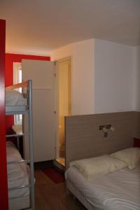 1 Schlafzimmer mit 2 Etagenbetten und einer Leiter zu einem Etagenbett in der Unterkunft Fasthotel Montereau - Esmans in Esmans