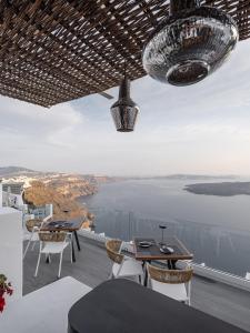 Imagen de la galería de On The Rocks - Small Luxury Hotels of the World, en Imerovigli