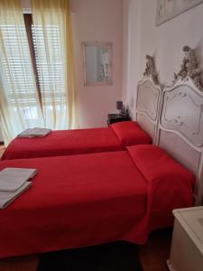 Łóżko lub łóżka w pokoju w obiekcie Mary House