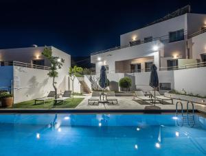 Livadia的住宿－Sunset Elafonisi Apartments，夜间带游泳池的别墅