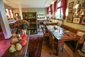 ein Restaurant mit einem Tisch voller Gemüse in der Unterkunft Hotel Alte Mark in Hamm