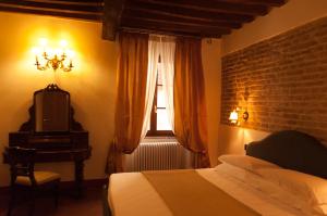 Palazzo Benucci tesisinde bir odada yatak veya yataklar