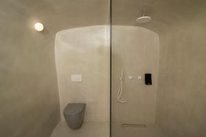 Koupelna v ubytování Kyrkos Residency by SV + 12 fotografií