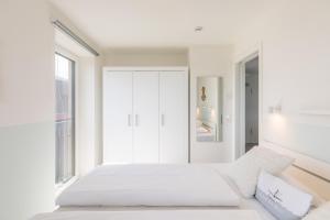 Ένα ή περισσότερα κρεβάτια σε δωμάτιο στο Ferienwohnung Ankerplatz No 7 mit Blick auf den See