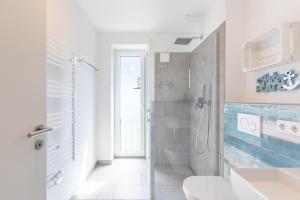 Ένα μπάνιο στο Ferienwohnung Ankerplatz No 7 mit Blick auf den See +19 φωτογραφίες