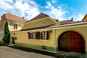 uma casa grande com garagem e entrada em CASA JOSEPH HAYDN em Sighisoara