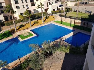 Corvera Golf Holiday Home في مورسية: اطلالة علوية على مسبح امام مبنى