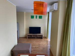 TV a/nebo společenská místnost v ubytování RÜÜTLI City Center Apartment