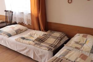 מיטה או מיטות בחדר ב-Dom Wczasowy Pod Weską