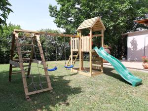 drewniany plac zabaw ze zjeżdżalnią i drabiną w obiekcie La Casa delle Rondini w mieście Lamporecchio
