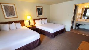 Postel nebo postele na pokoji v ubytování Magnuson Hotel Ely