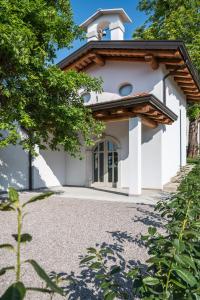 una casa blanca con techo de gambrel en Borgo Gradis'ciutta, en Gorizia