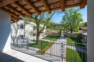 Il dispose d'un balcon avec une clôture en fer et un jardin. dans l'établissement Borgo Gradis'ciutta, à Gorizia