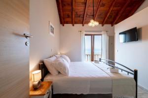 Posteľ alebo postele v izbe v ubytovaní Seafront Villa Endless View + 26 fotografií