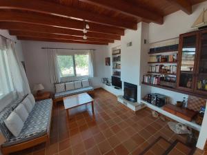 een woonkamer met een bank en een tafel bij Casa Balbi in Sant Francesc Xavier