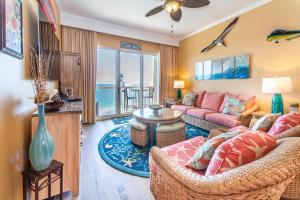ein Wohnzimmer mit einem Sofa und einem Tisch in der Unterkunft Calypso 2-2304 West in Panama City Beach