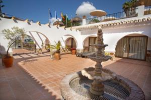 a fountain in the courtyard of a building at Apartamentos La Baranda in Torremolinos