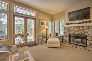 A seating area at Corner-Unit Condo with Grill Walk to Lake Tahoe!