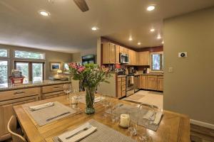A restaurant or other place to eat at Corner-Unit Condo with Grill Walk to Lake Tahoe!
