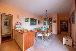 Kuchyň nebo kuchyňský kout v ubytování Holiday home in Podstrana 7300