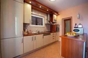 Kuchyň nebo kuchyňský kout v ubytování Holiday home in Podstrana 7300