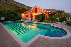 Bazén v ubytování Holiday home in Podstrana 7300 nebo v jeho okolí