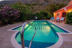 Bazén v ubytování Holiday home in Podstrana 7300 nebo v jeho okolí