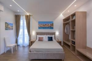 A bed or beds in a room at Cuore di Sorrento Suites
