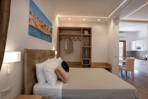 A bed or beds in a room at Cuore di Sorrento Suites