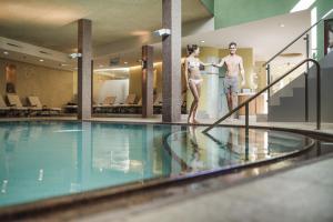 Bazén v ubytování Hotel Vier Jahreszeiten nebo v jeho okolí
