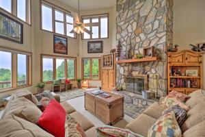 Zona d'estar a Spruce Pine Retreat with Gas Grill and Mtn Views!