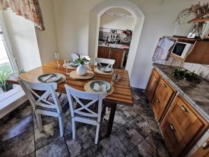 cocina con mesa de madera y sillas en Charming village house with patio and garden en Slovenske Konjice