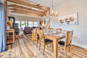 - une salle à manger et un salon avec une table et des chaises en bois dans l'établissement Charming Cottage on Sodus Bay Deck and Grill!, 