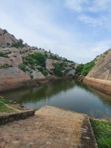 un cuerpo de agua frente a una montaña en JAWAI WILD LODGE, en Bijāpur