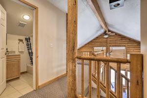 Habitación con una escalera que conduce a un baño. en Pioche Family Cabin with View - Walk to Main St!, en Pioche 18 fotos más