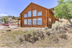 Afbeelding uit fotogalerij van Pioche Family Cabin with View - Walk to Main St! in Pioche