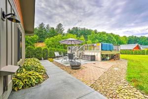 Κήπος έξω από το Pisgah Forest Farm Home Outdoor Pool and Games