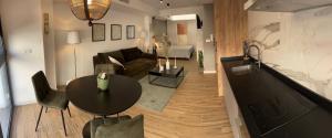 uma sala de estar com uma mesa e um sofá em Agata 10-2E em Alicante
