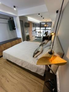um quarto com uma cama grande e uma mesa em Agata 10-2E em Alicante