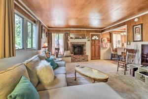 Χώρος καθιστικού στο Cozy Crestline Cabin, Close to Lakes, Parks!