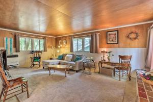 Χώρος καθιστικού στο Cozy Crestline Cabin, Close to Lakes, Parks!